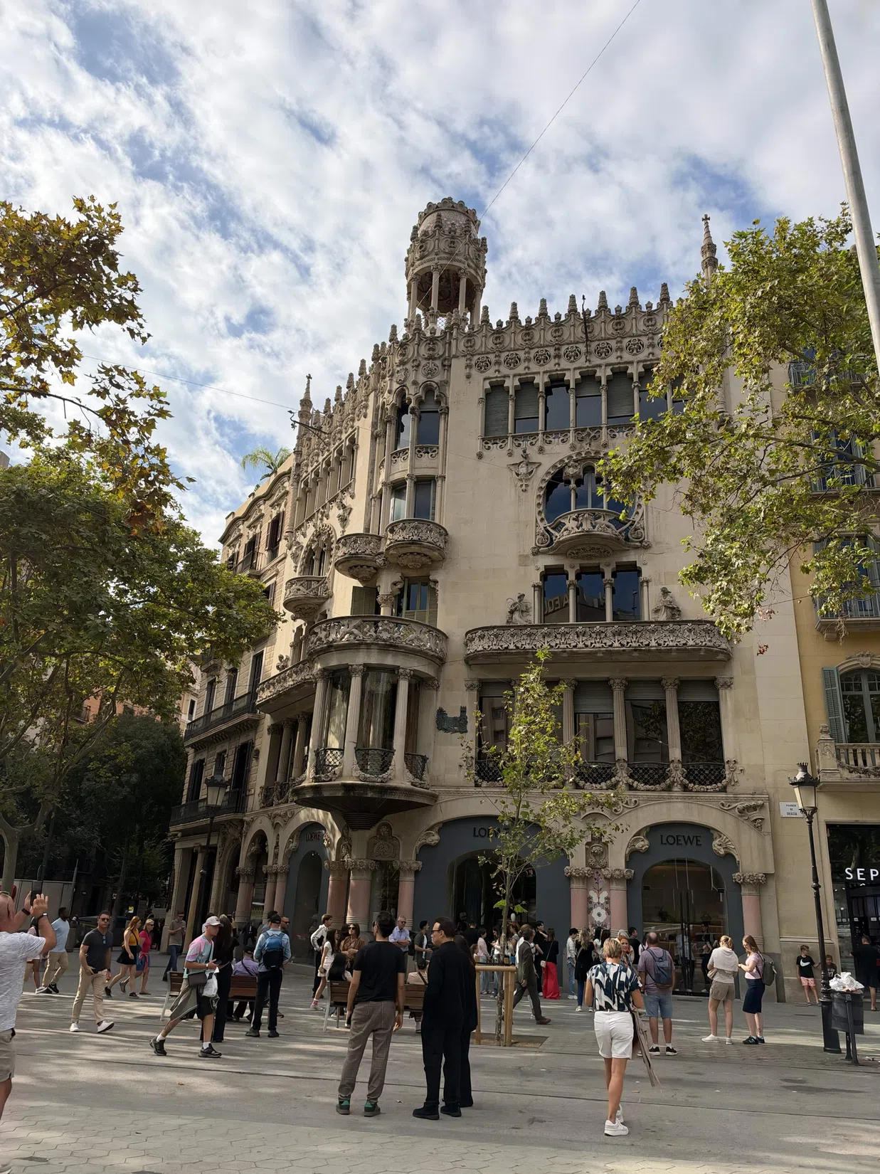 A richly decorated neighboring building along Passeig de Gràcia   |   11:52