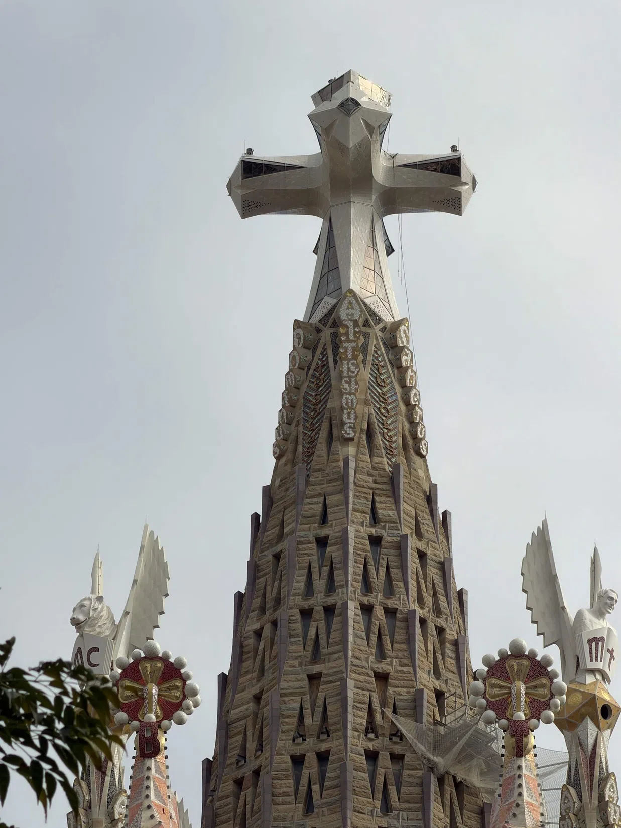 Cross and upper sculpture · 11:28